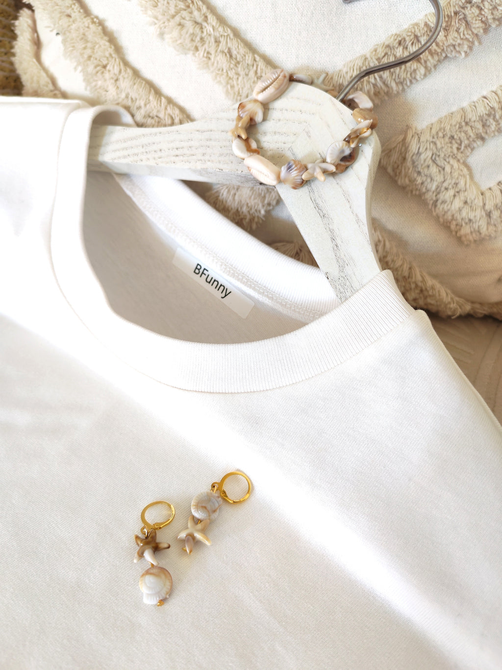 Ensamble T-shirt, Bracelet et Boucles d'Oreilles COQUILLAGE
