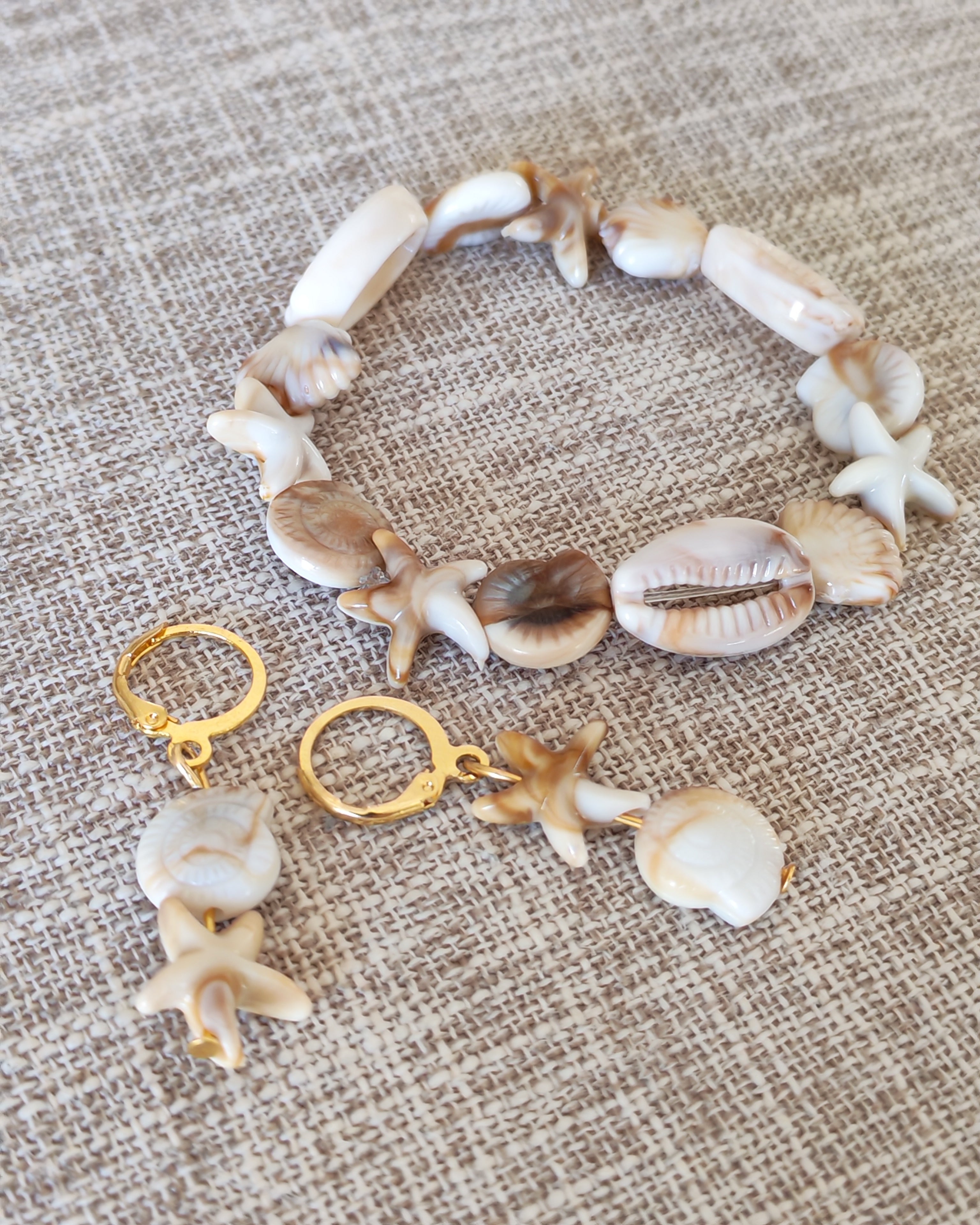 Ensamble T-shirt, Bracelet et Boucles d'Oreilles COQUILLAGE