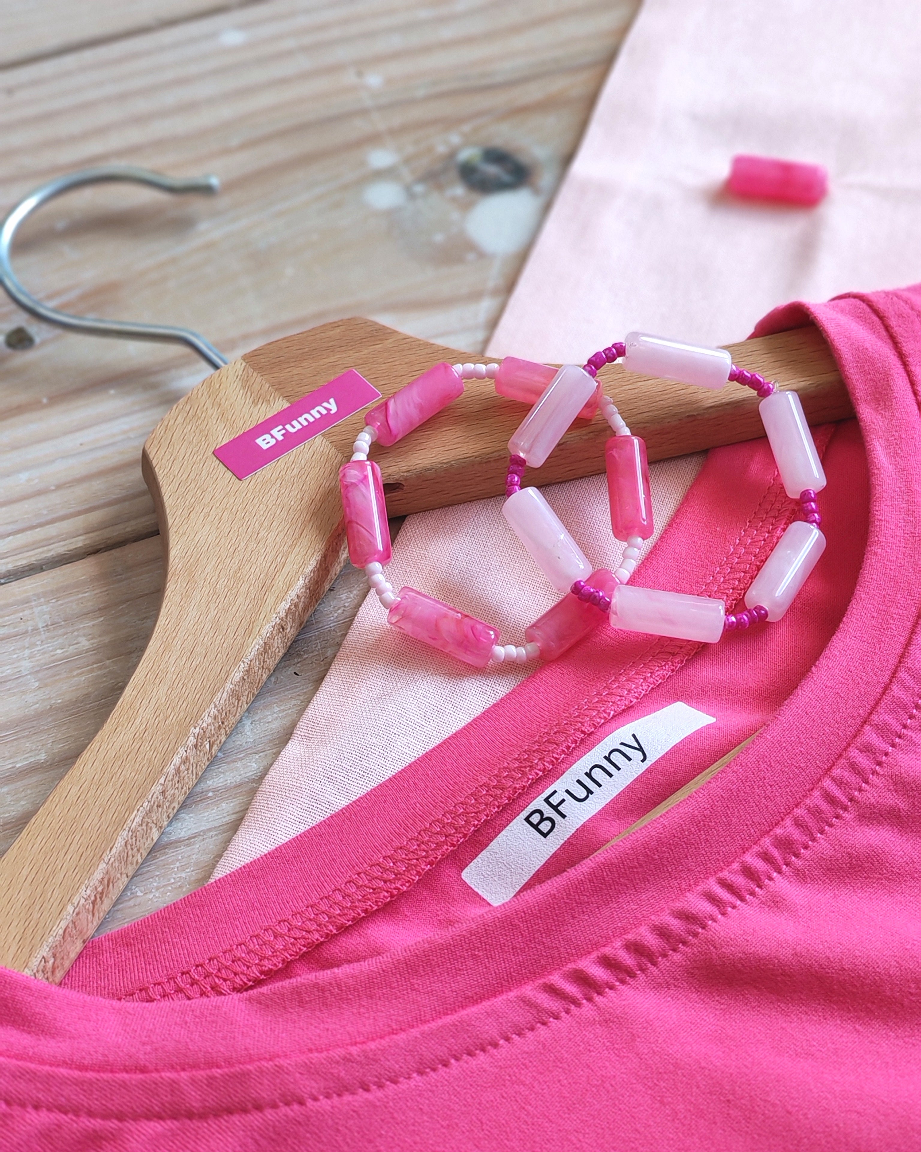 Ensemble T-Shirt mi-long, duo braceletes, sac ROSE