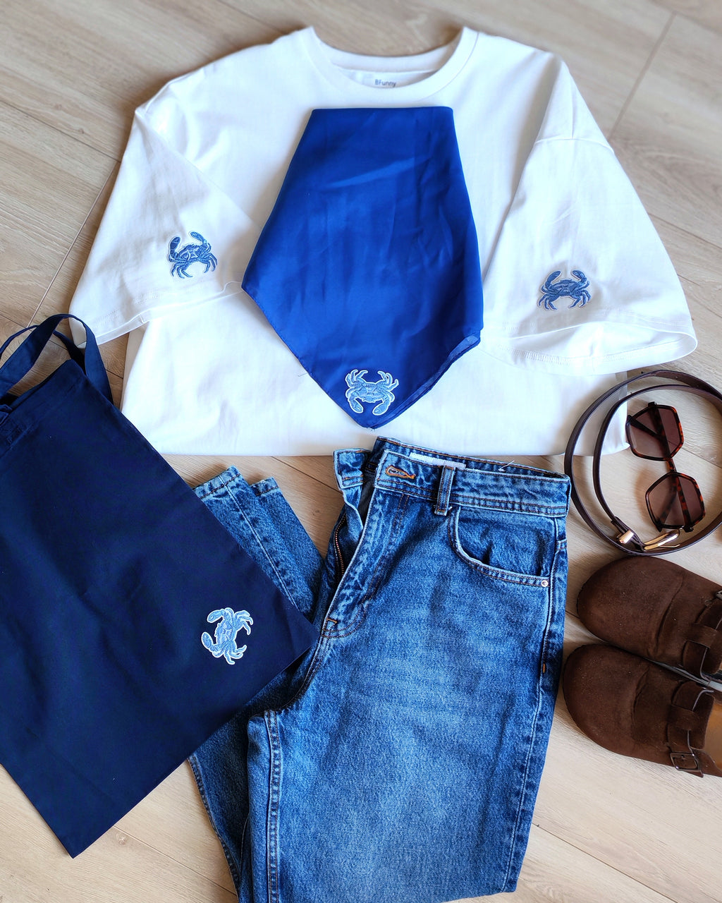 T-shirt blanc avec écusson crabe brodé et accessoires assortis – BFunny