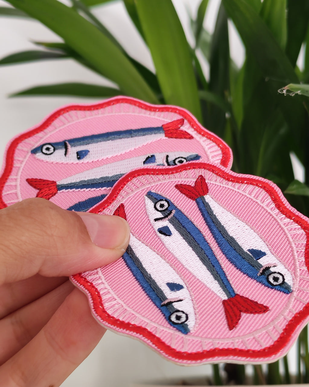 Détail écusson sardine brodé sur crop top – BFunny