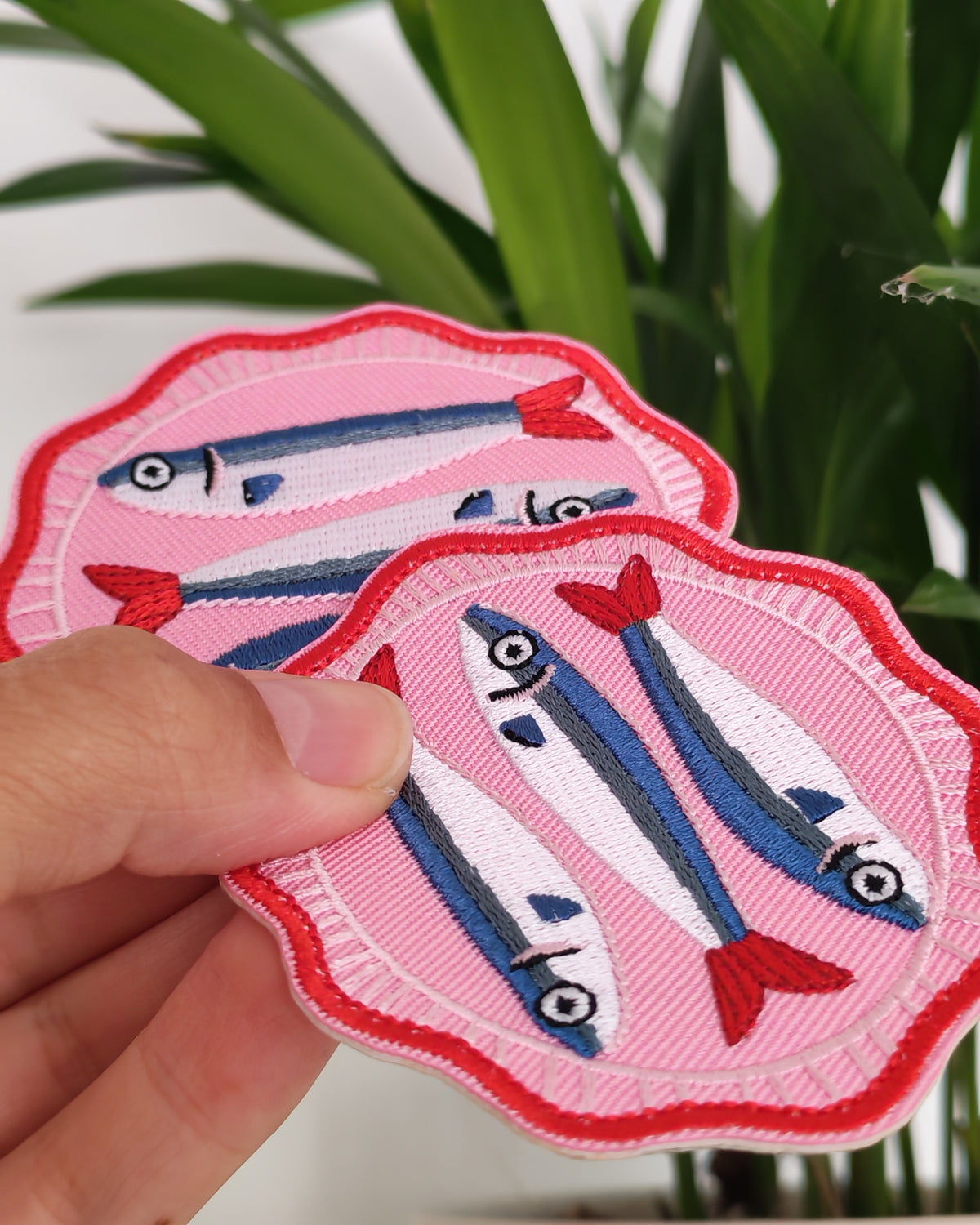 Détail écusson sardine brodé sur crop top – BFunny