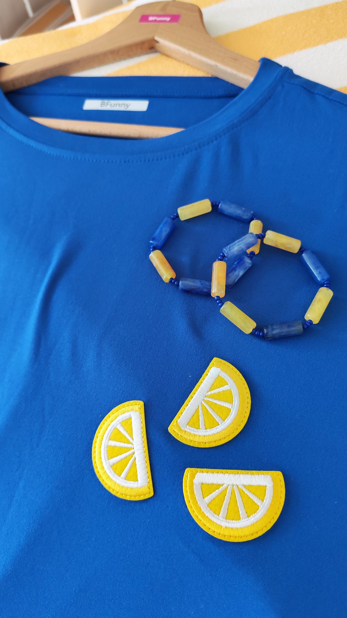 Détail écusson citron brodé sur t-shirt mi-long – BFunny