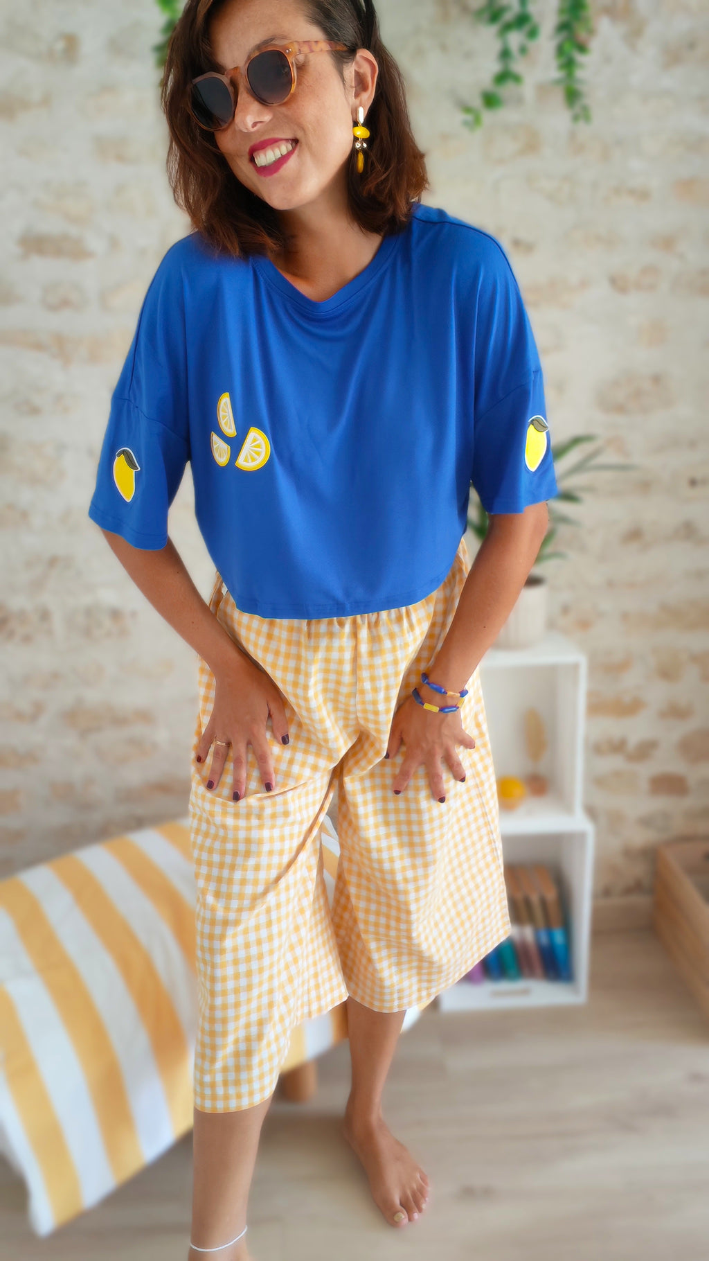 T-shirt mi-long blanc avec écussons citron brodés et bracelets assortis – BFunny