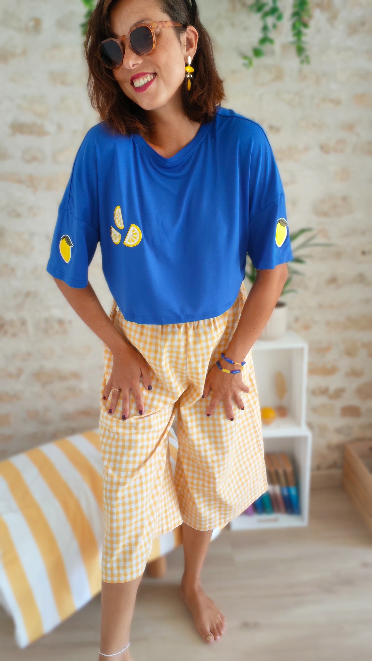 T-shirt mi-long blanc avec écussons citron brodés et bracelets assortis – BFunny