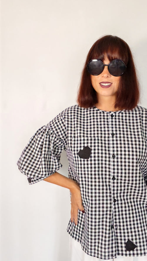 Chemise vichy noir et blanc avec écussons cœur noir, manches 3/4 bouffantes – BFunny