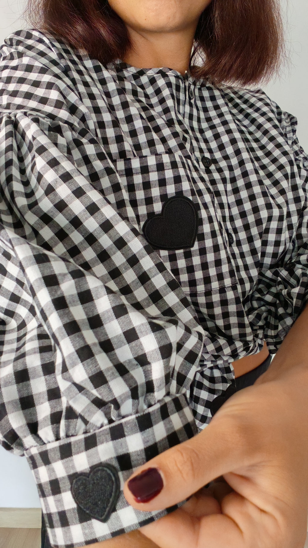 Détail écusson cœur brodé sur chemise vichy – BFunny