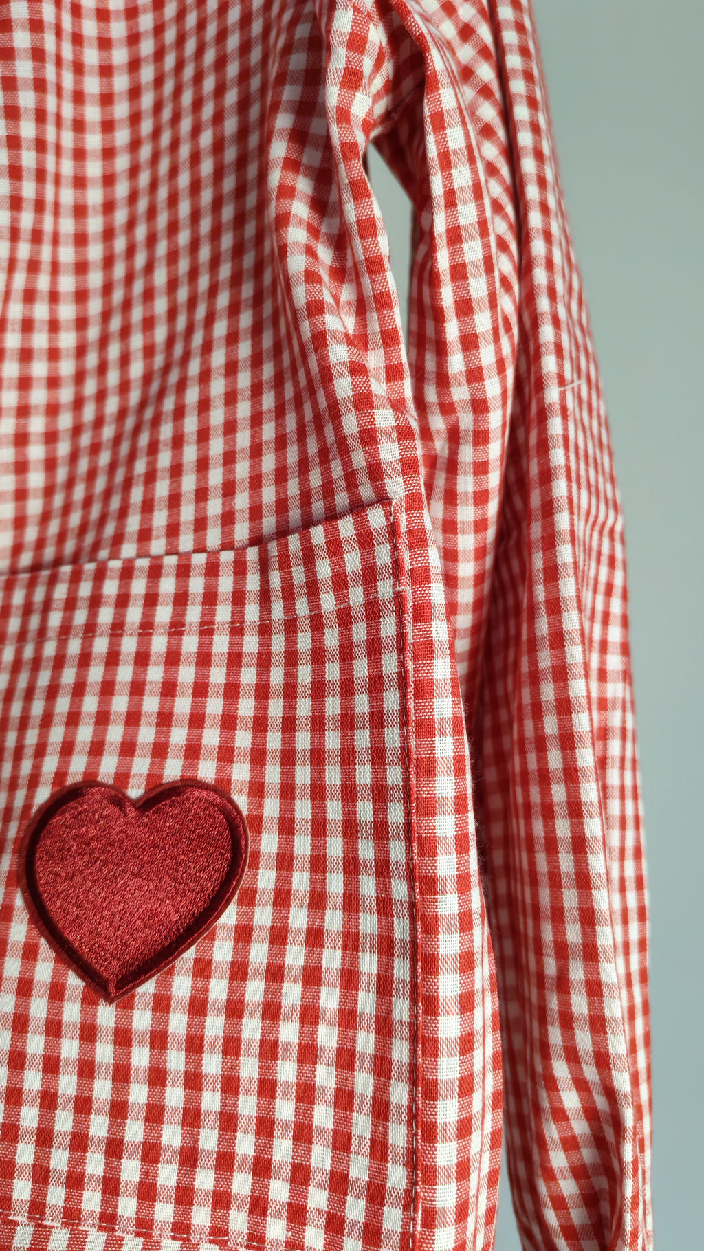 Détail écusson brodé sur chemise vichy rouge – BFunny