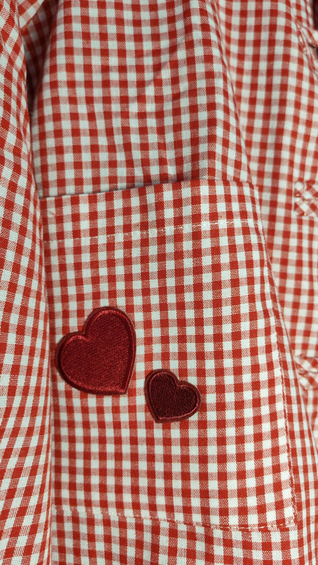 Détail écusson brodé sur chemise vichy rouge – BFunny