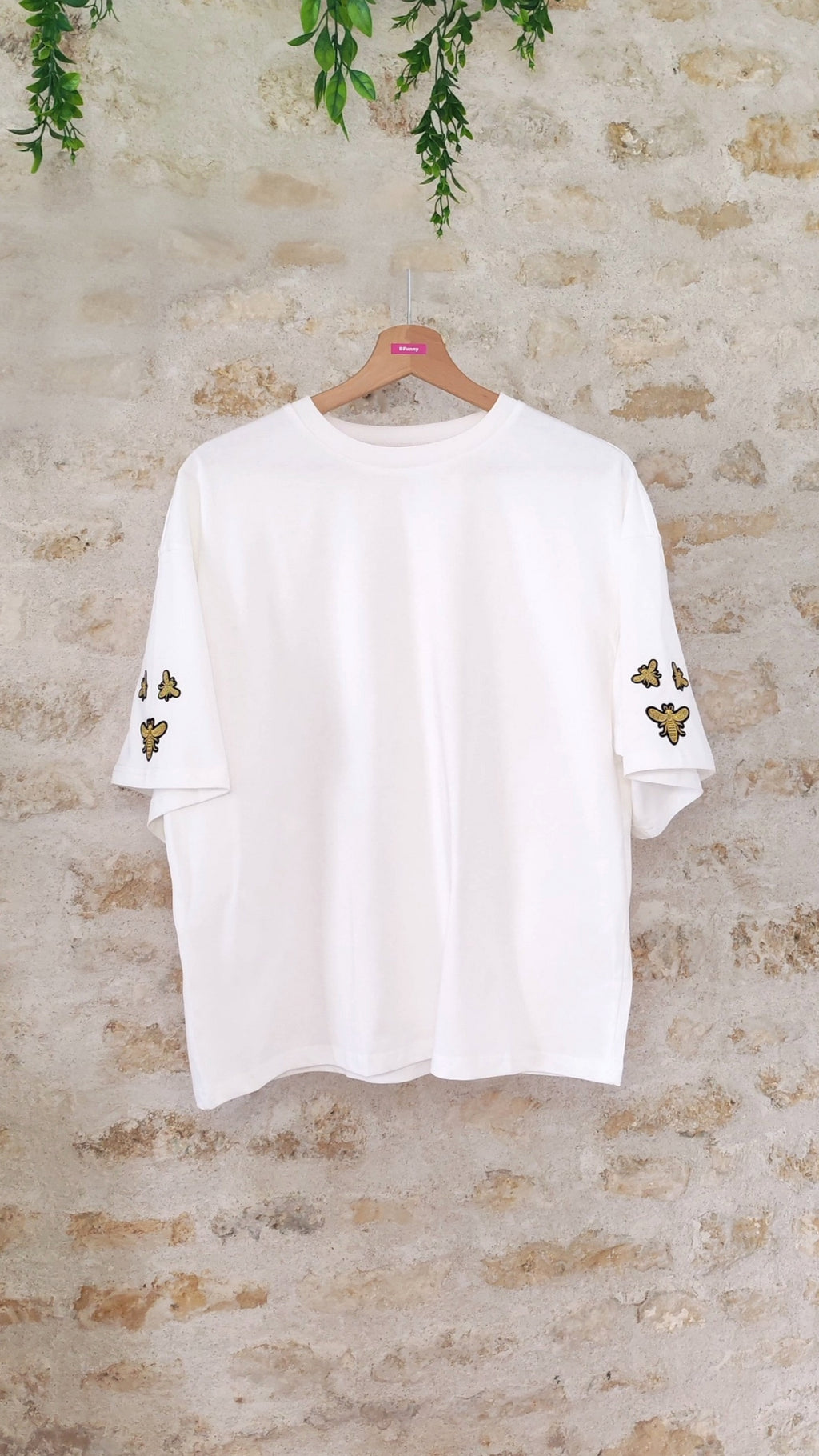 T-shirt blanc avec écussons abeilles brodés – BFunny