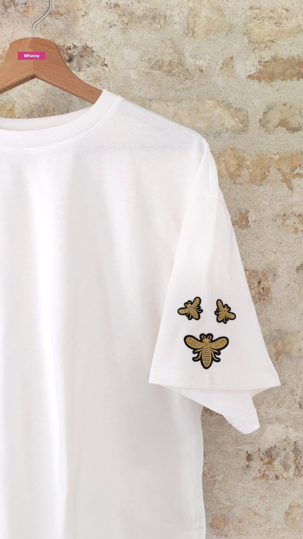 T-shirt blanc avec écussons abeilles dorés sur la manche – BFunny