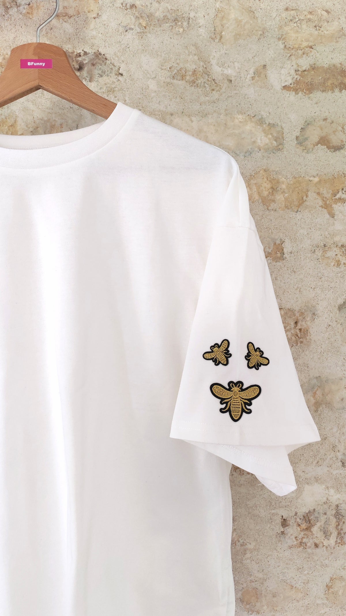 T-shirt blanc avec écussons abeilles dorés sur la manche – BFunny