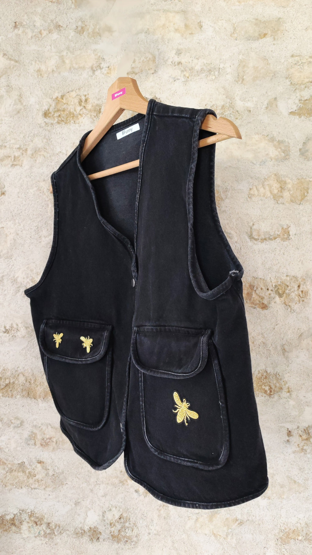 Gros plan veste abeille noire portée avec jean – détail poche et écusson doré – BFunny