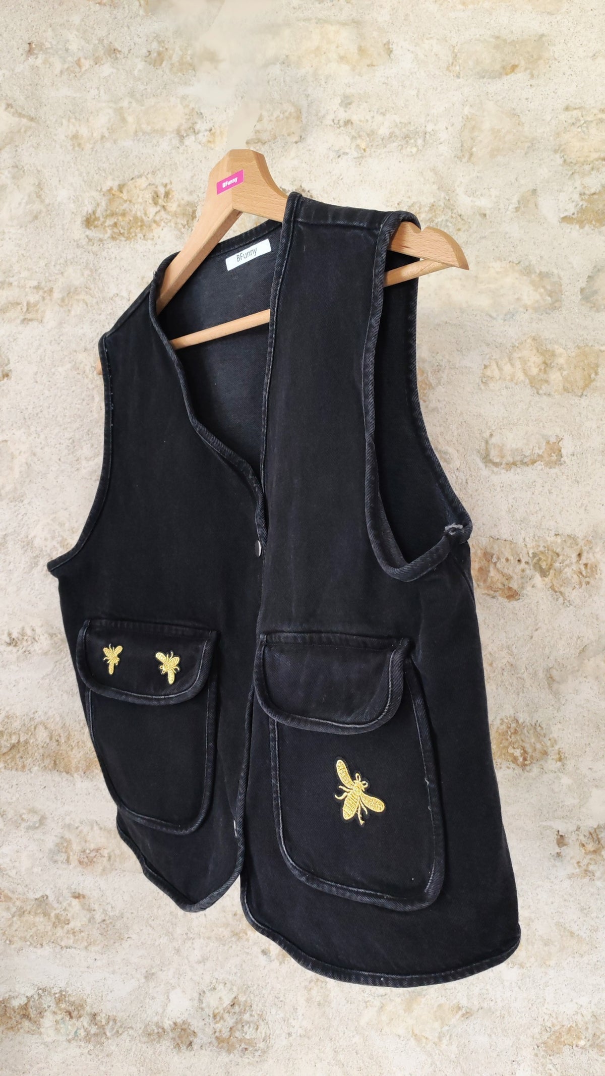 Gros plan veste abeille noire portée avec jean – détail poche et écusson doré – BFunny