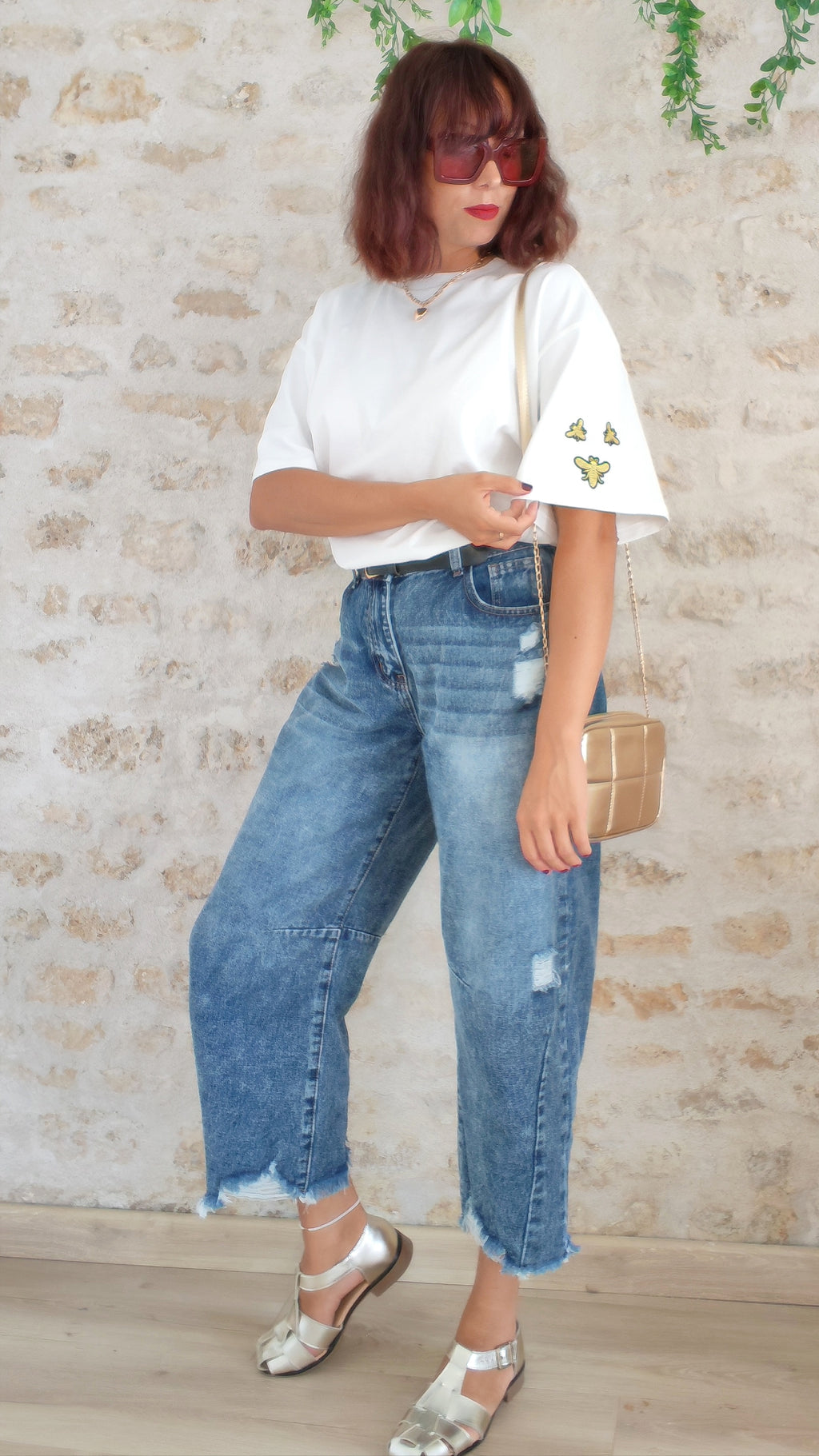 T-shirt abeille blanc porté avec jean et sac doré – BFunny