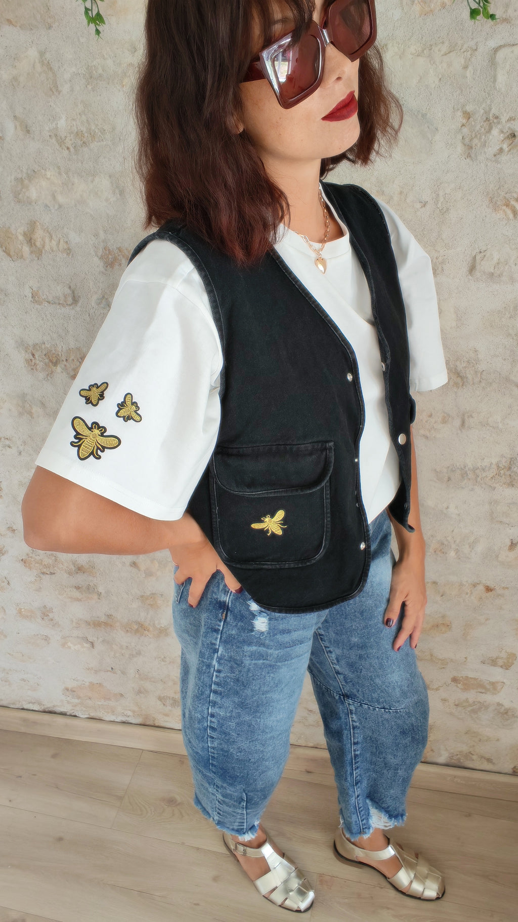 Veste sans manches noire avec poches et écussons abeilles brodés dorés – BFunny