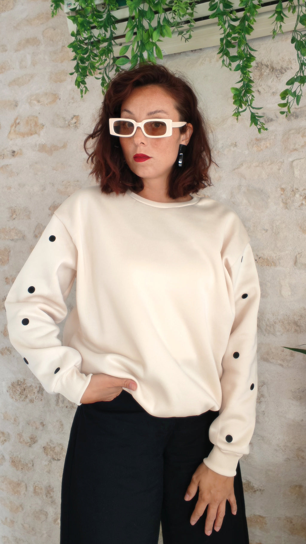 Sweat beige pois noirs BFunny porté de face, vue complète avec pantalon noir et baskets beige