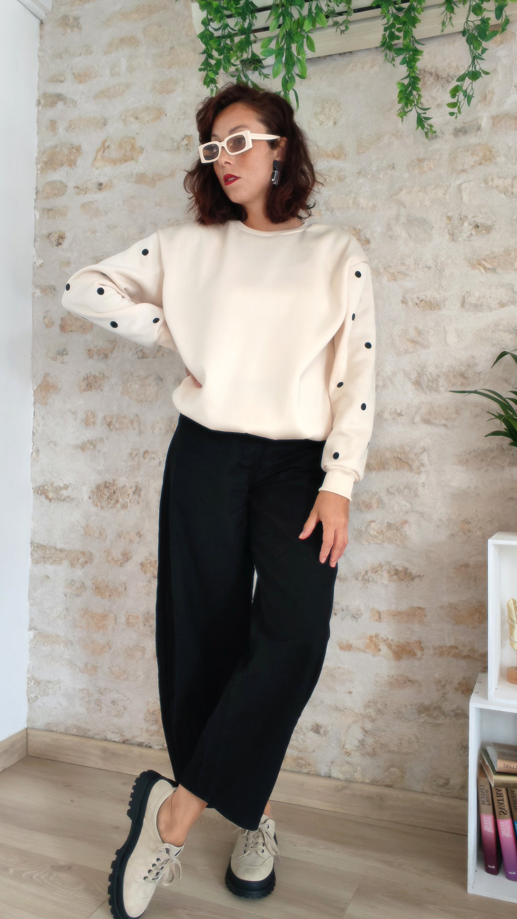 Sweat beige à écussons pois noirs BFunny, vue de face porté avec pantalon noir