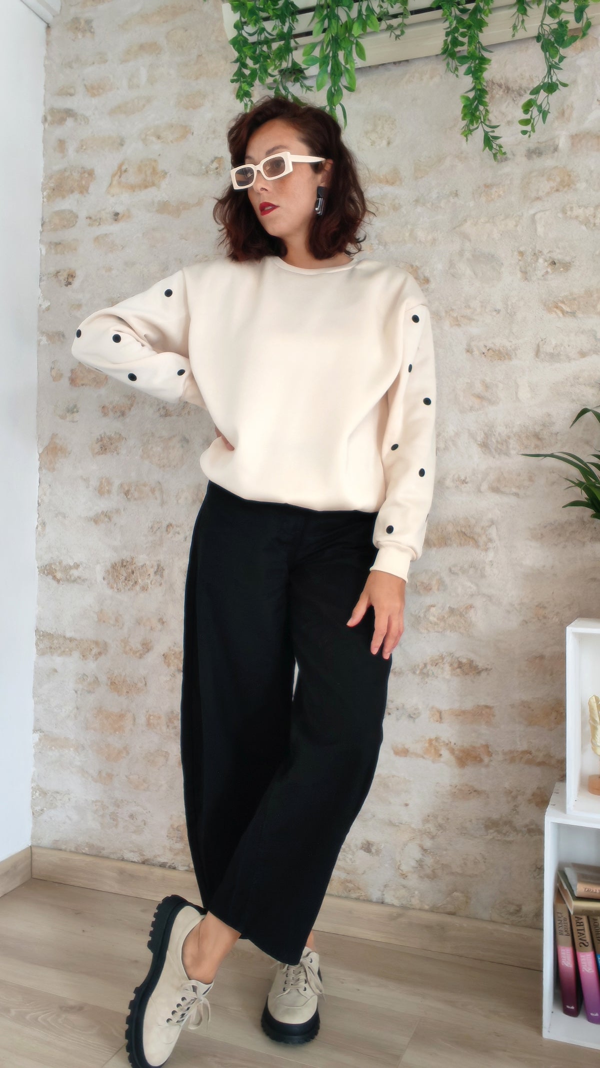 Sweat beige à écussons pois noirs BFunny, vue de face porté avec pantalon noir