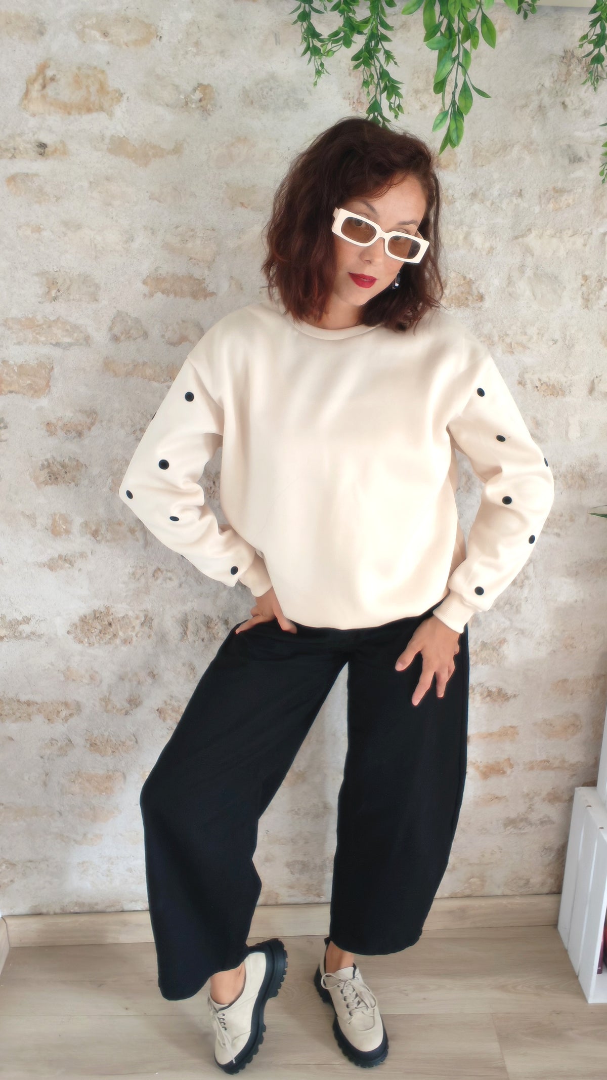 Look complet avec sweat beige pois noirs BFunny et pantalon noir, pose dynamique mains sur les hanches